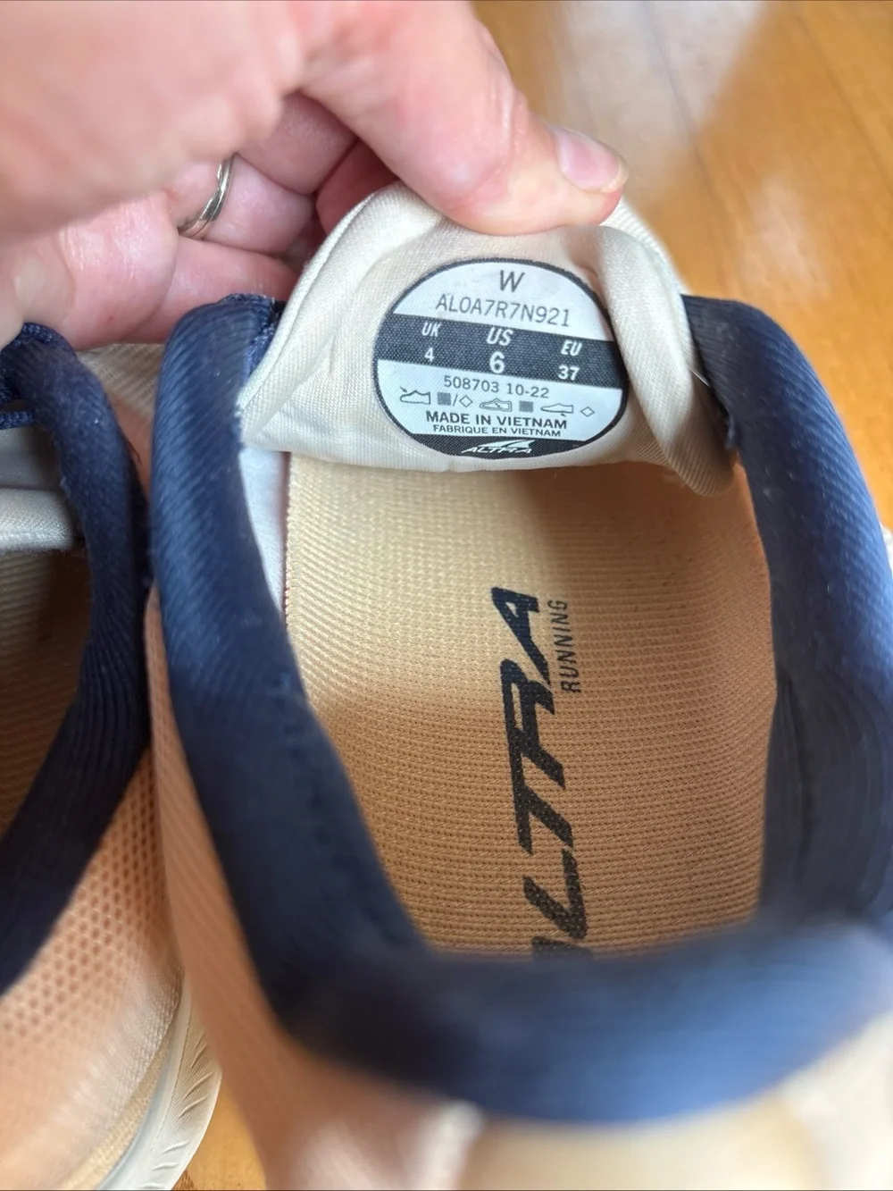 Altra Rivera 3 Running Shoes Sneakers Sand Yellow Navy Blue Road Womens Size 6